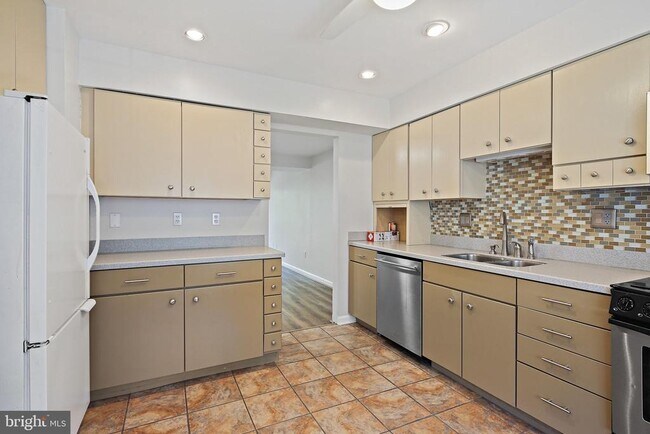 Building Photo - 15027 Courtland Pl