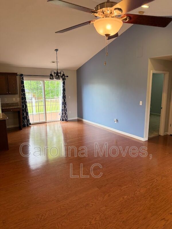 Foto del edificio - 264 Sleepy River Rd