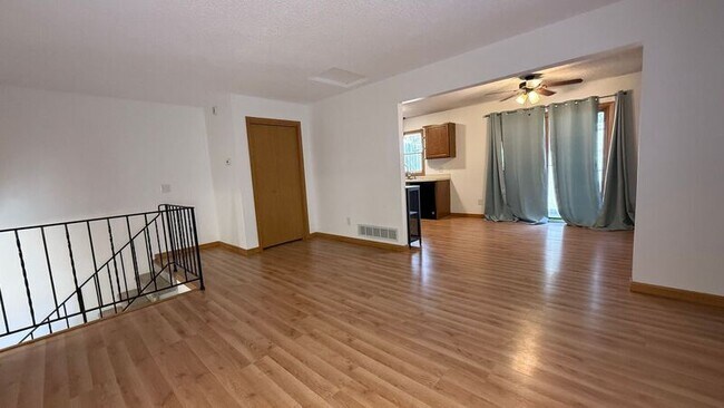 Foto del edificio - 8627/8635 Woodlawn Dr