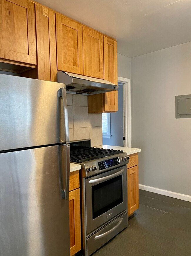 Building Photo - 3 bedroom/2 bath unit in Chinatown! Privat...