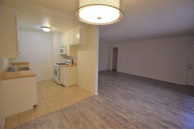 Building Photo - 11045 La Maida St