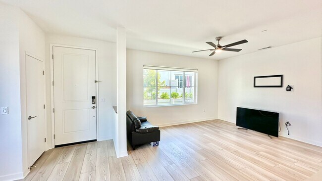 Building Photo - Beautiful, Newer Construction Home in Desi...