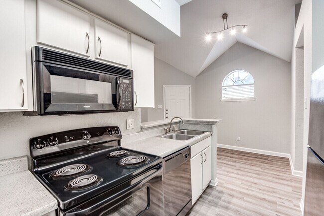 Foto del edificio - Peaceful Living in Champions — 2 Bed Deal You’ll Love!