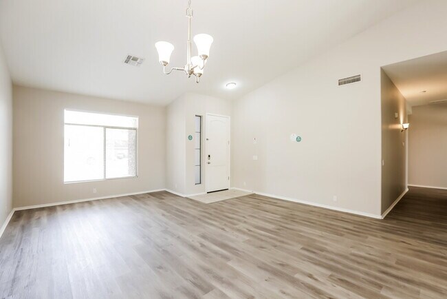 Foto del edificio - 730 N Swallow Ln