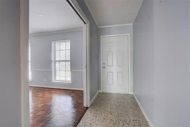 Building Photo - 712 2nd St