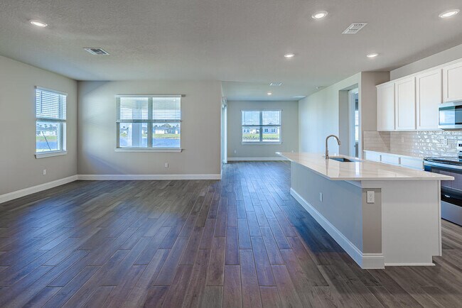 Foto del edificio - 9002 Dahlia Cir