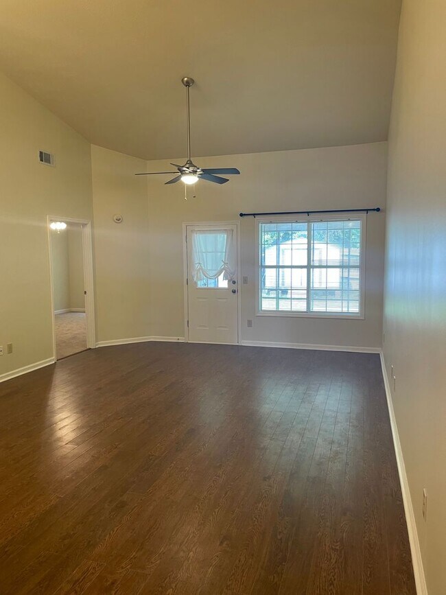 Foto del edificio - Comfortable 2 Bed / 2 Bath Home with Fenced Yard!