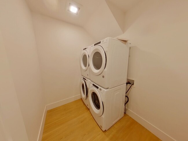 Building Photo - 658 E 16th Ave