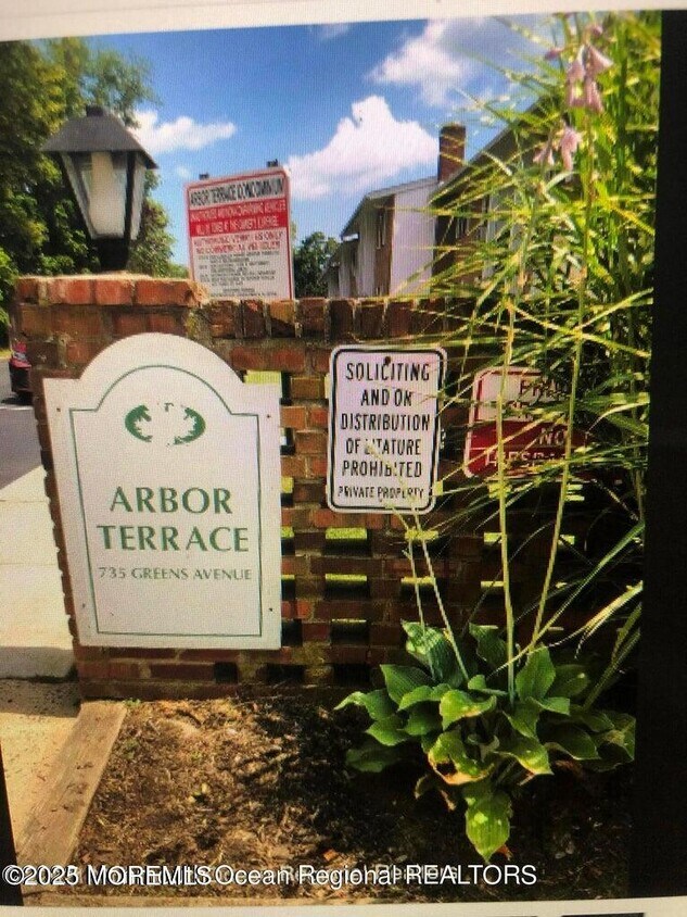 Primary Photo - 735 Greens Ave