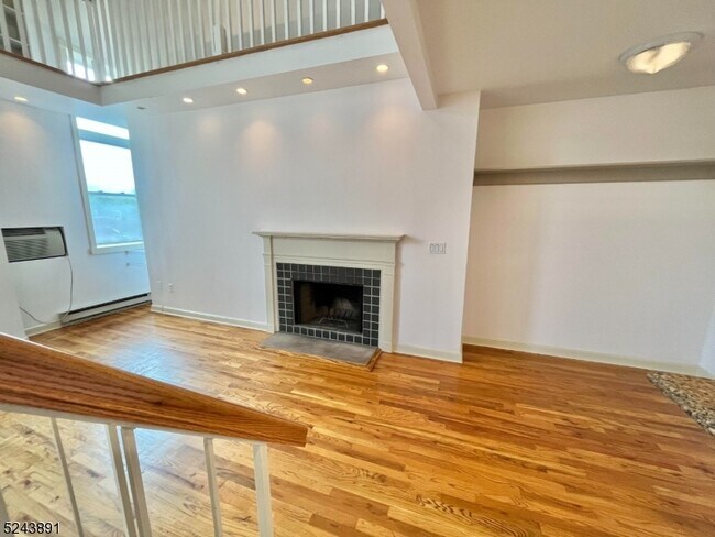 Building Photo - 515 Trinity Pl