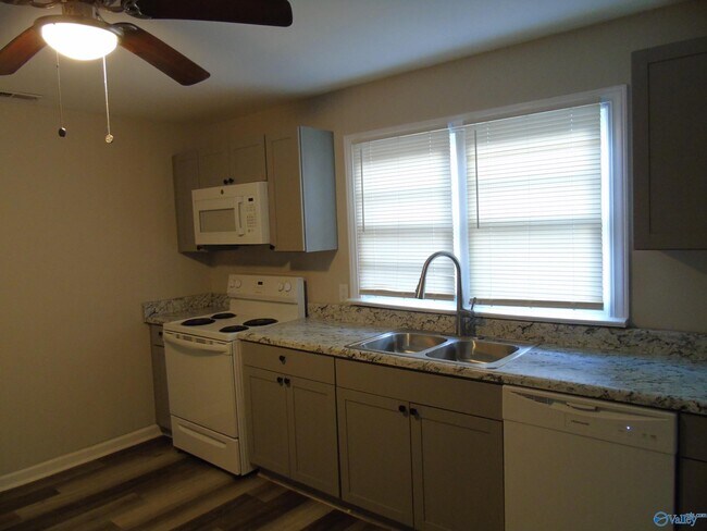 Foto del edificio - 1423 Stevens Ave NE