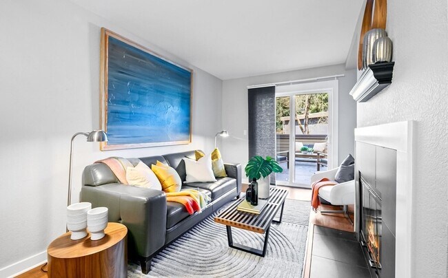 Foto del edificio - Completely Refreshed Two-Bedroom Condo