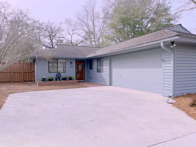 Foto del edificio - 1212 Smith Bay Cir W