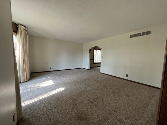 Building Photo - Well Located & Spacious 4 Bedroom!!