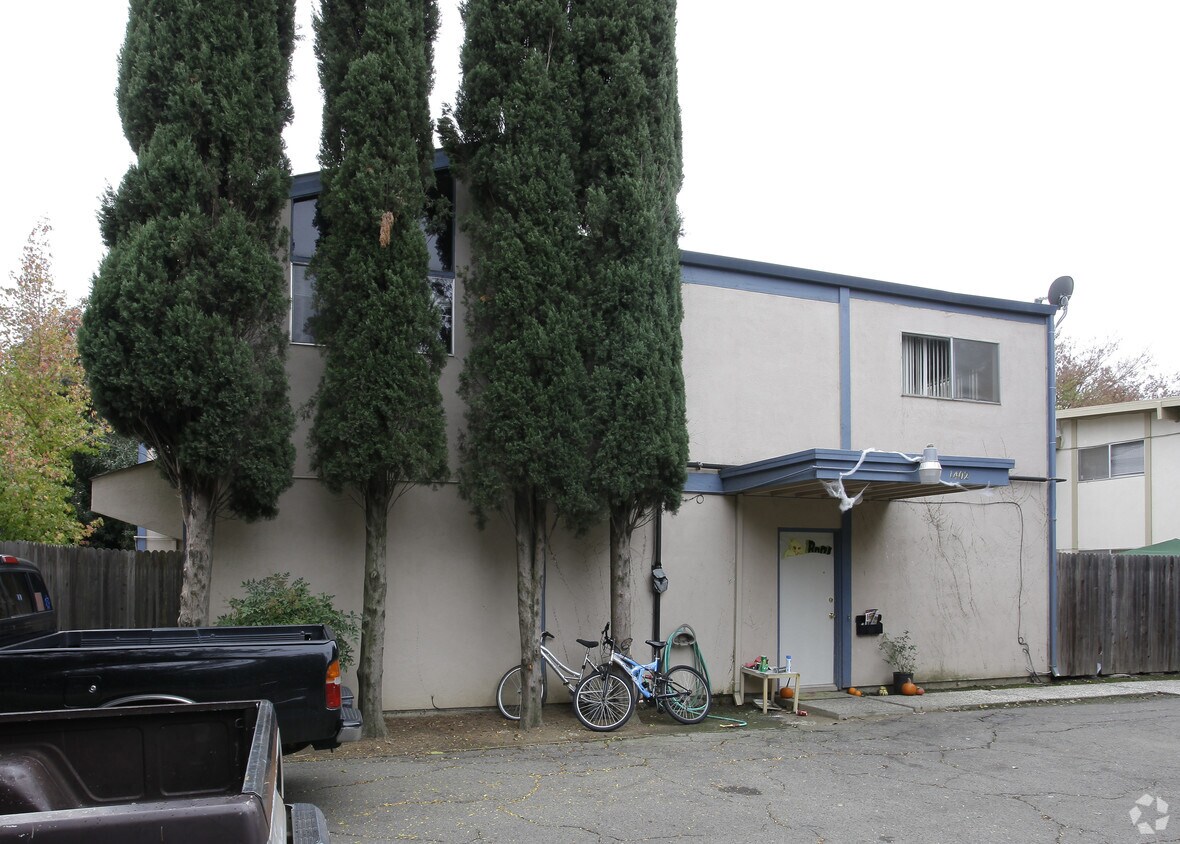 Building Photo - 1402 Drake Dr