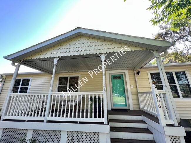 Building Photo - Fully Furnished! Adorable 4 bedroom, 1.5 bath