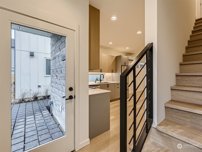 Entry/Landing - 10346 Wallingford Ave N