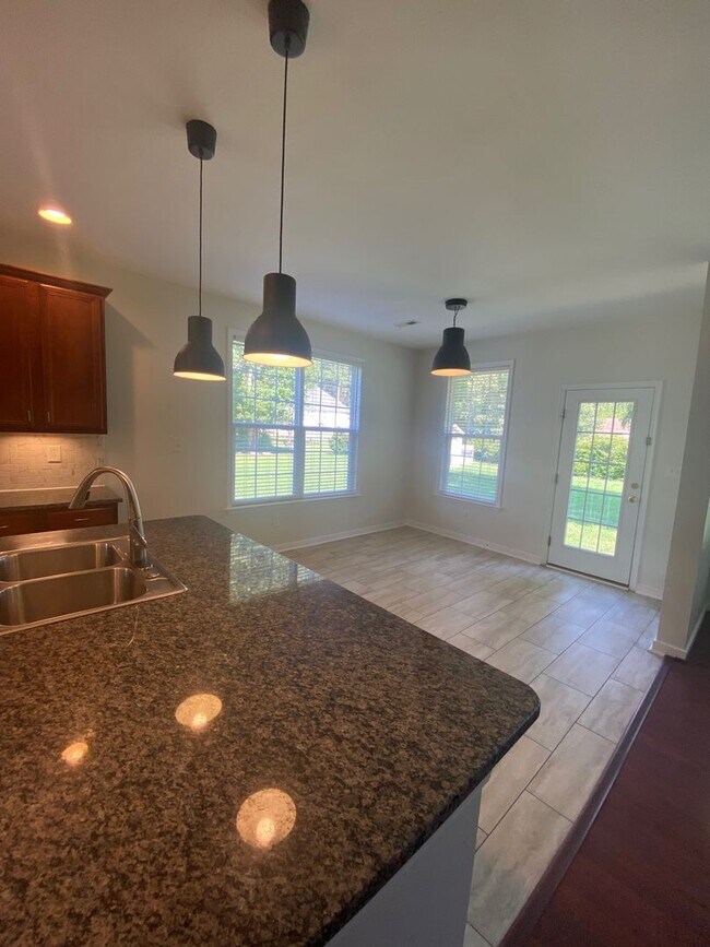 Building Photo - Beautiful 5 Bedroom 2.5 Bathrooms Located ...