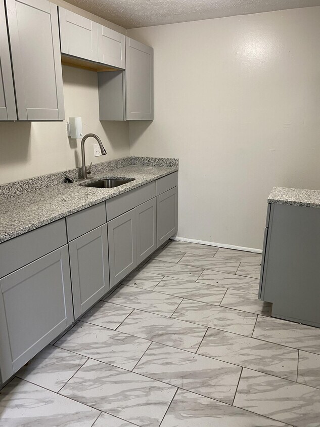 Foto principal - 831 Rockdale Ave