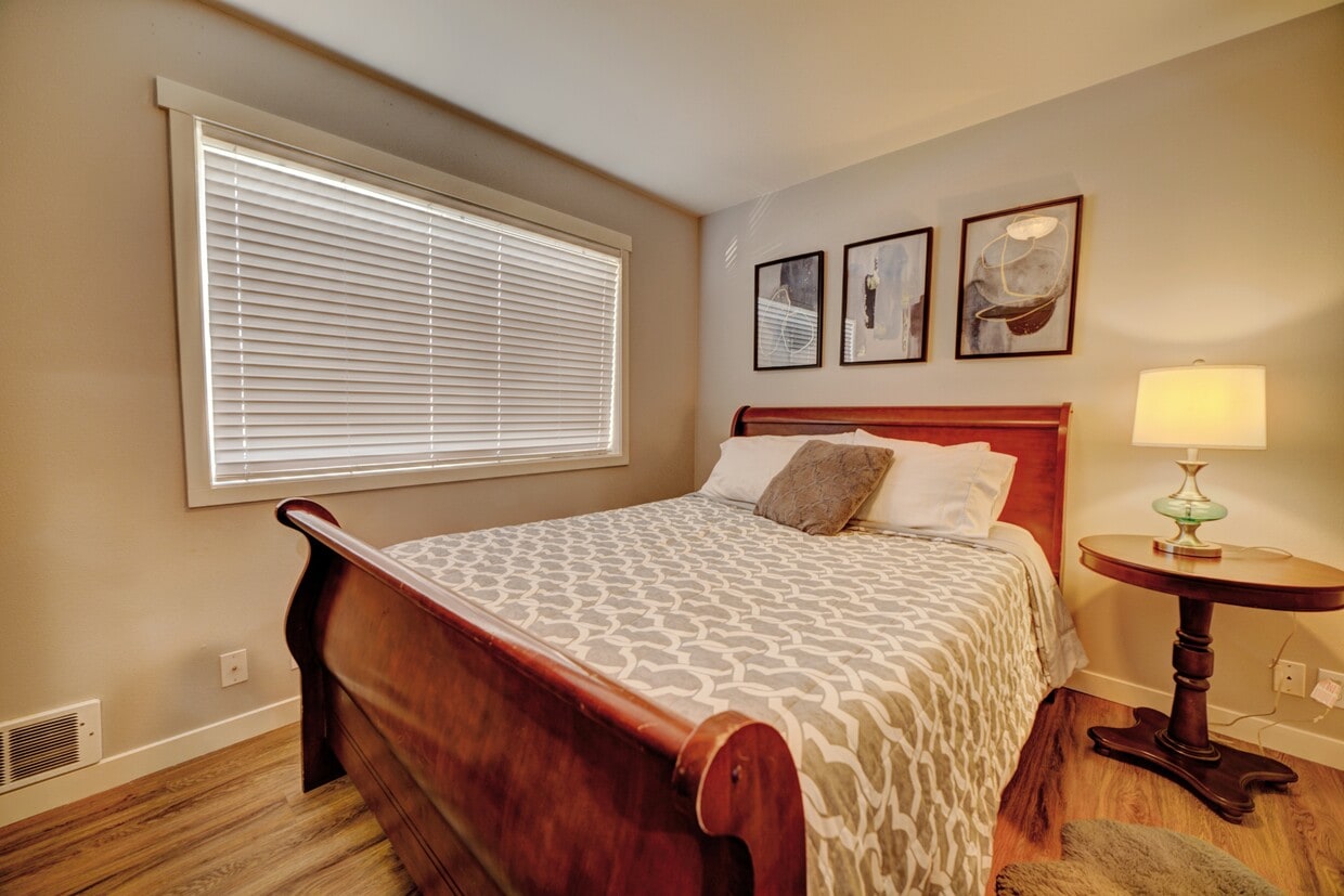 Photo - 10537 Midvale Ave N (Seattle, WA)