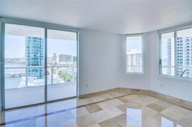 Foto del edificio - 5900 Collins Ave