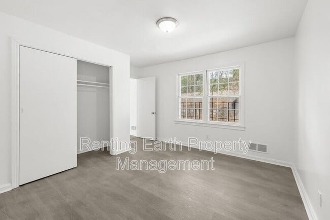 Building Photo - 805 Vanderbilt St