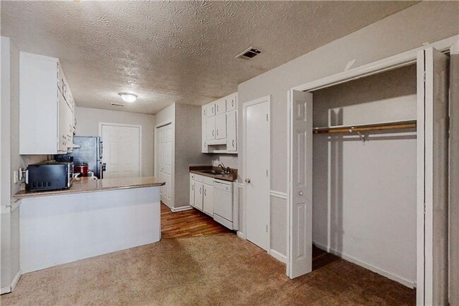 Foto del edificio - 5381-5383 Ridgemere Ct