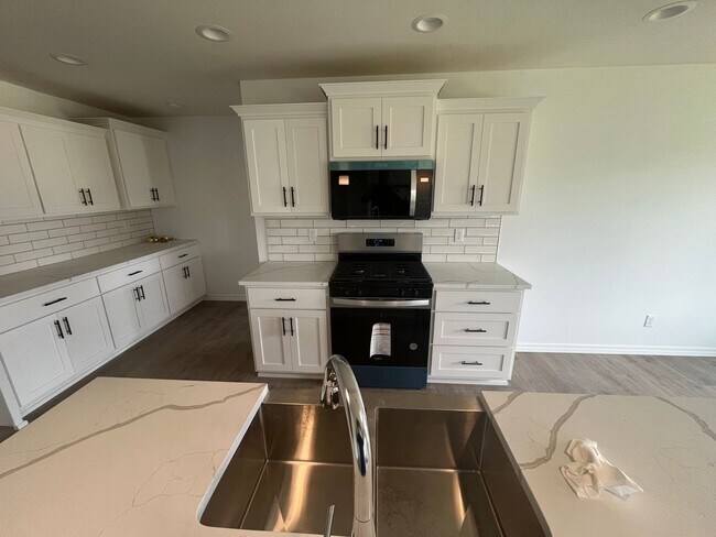 Foto del edificio - BRAND-NEW 3-bedroom, 2-bath, 3-car garage ...