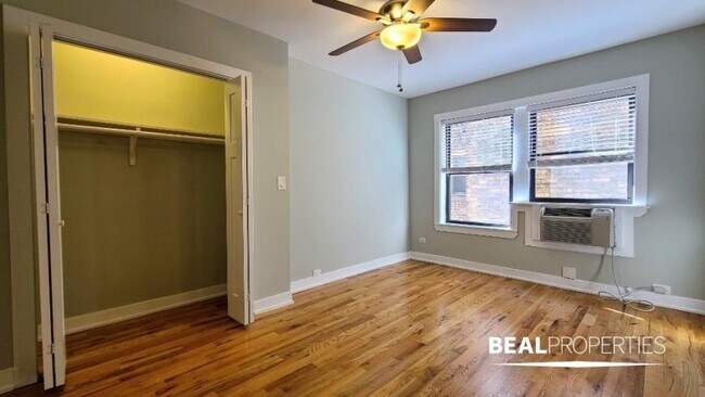 Foto del edificio - 0 bedroom in CHICAGO IL 60657