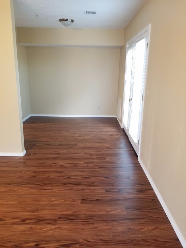 Building Photo - Townhome with a fireplace