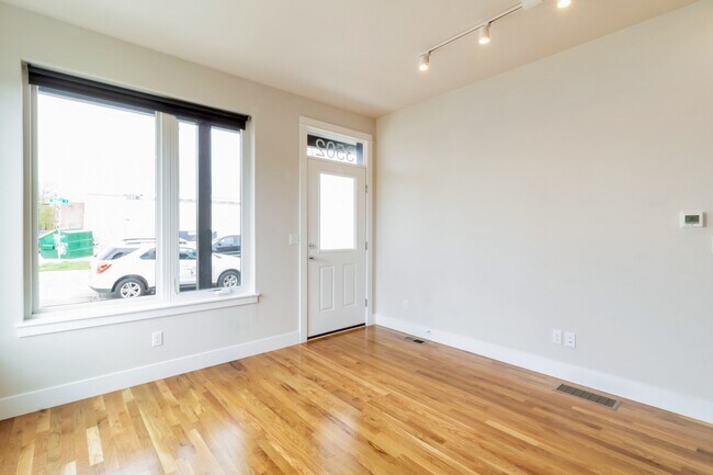 Building Photo - Modern 3 Bed 2 Baths In RiNo!