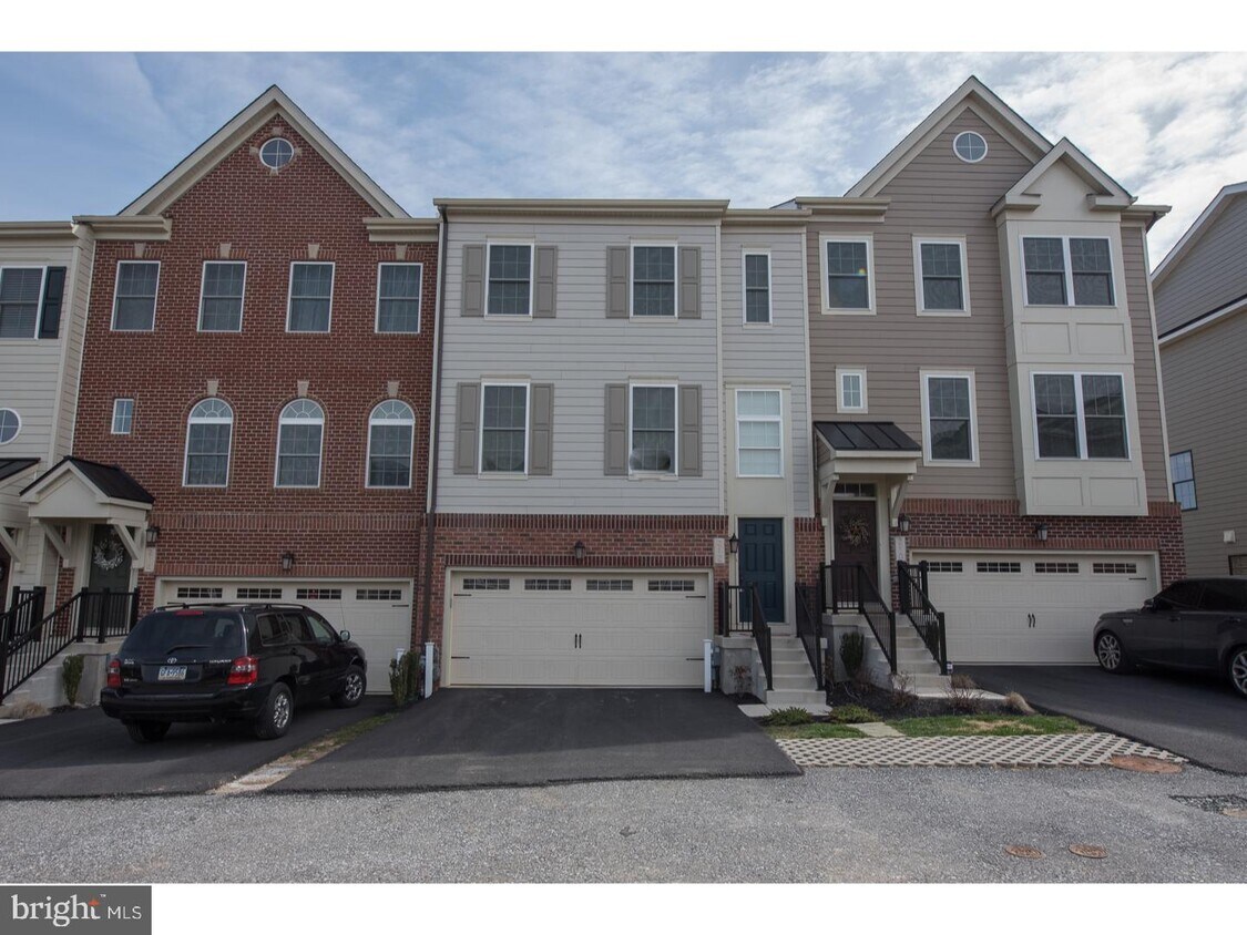 Primary Photo - 212 Skylar Ln