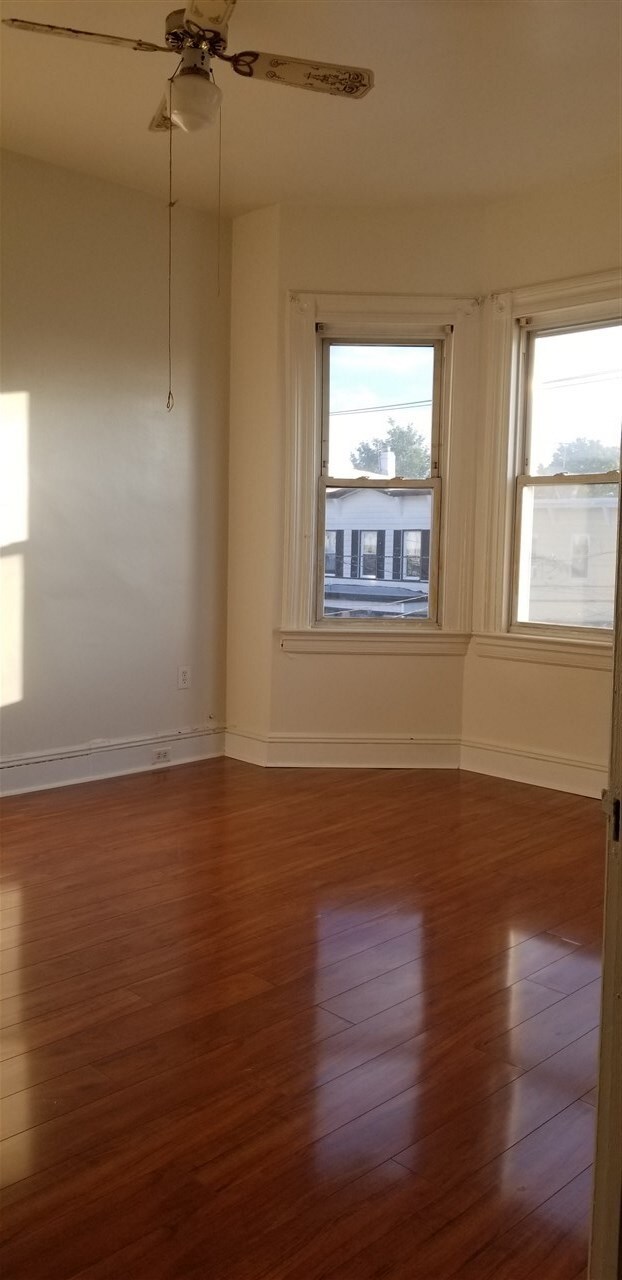 Foto del edificio - 180 Bartholdi Ave