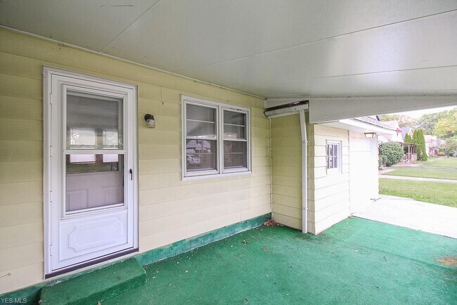 Building Photo - 25291 Briardale Ave