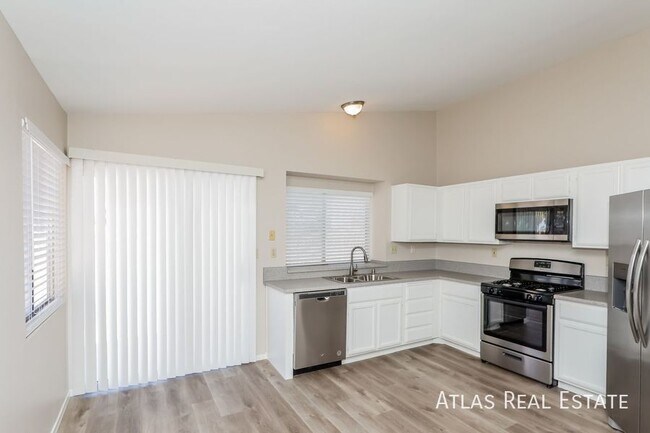 Building Photo - STUNNING 3-Bedroom Home in a Prime Locatio...