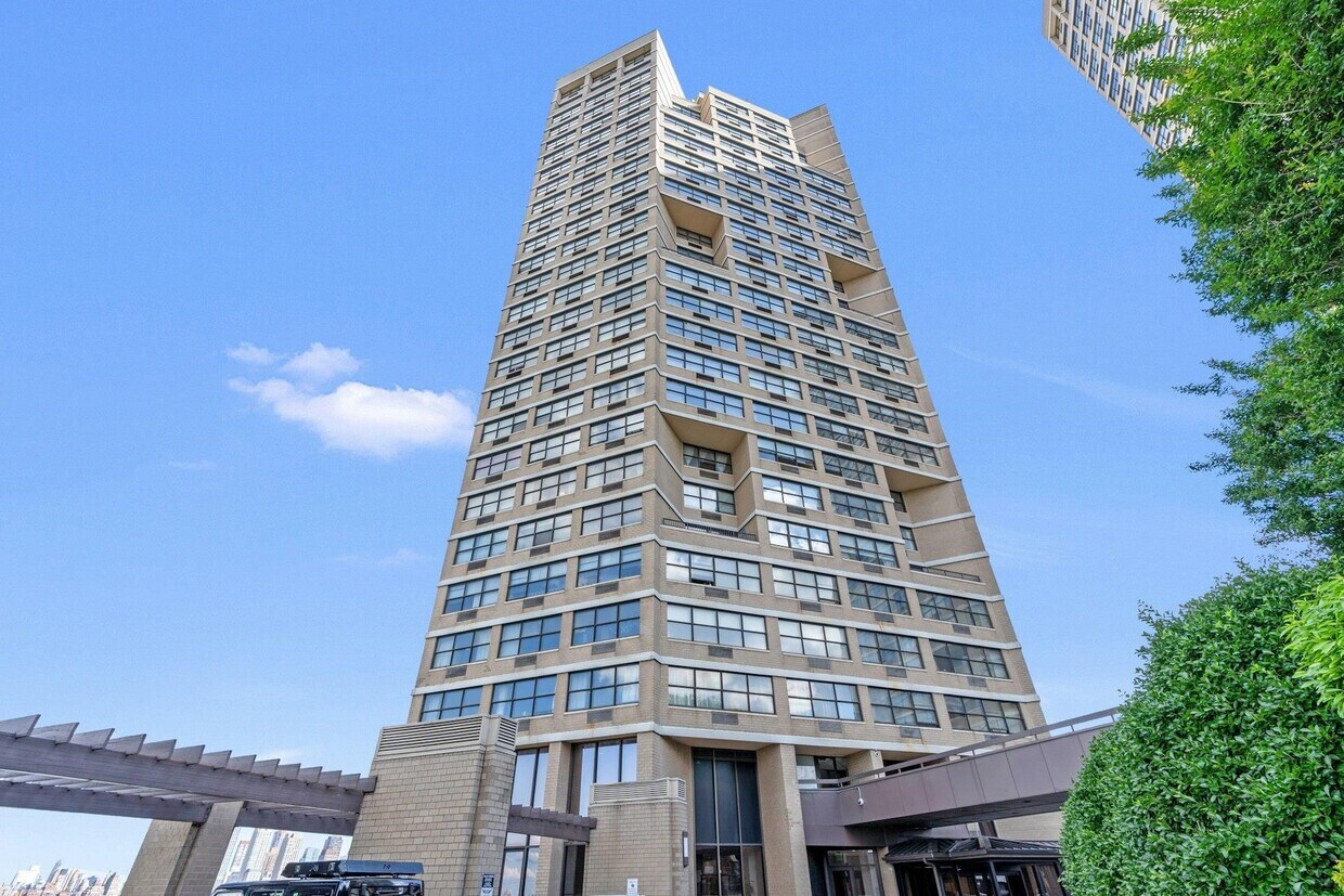 Foto principal - 7002 JFK Blvd E