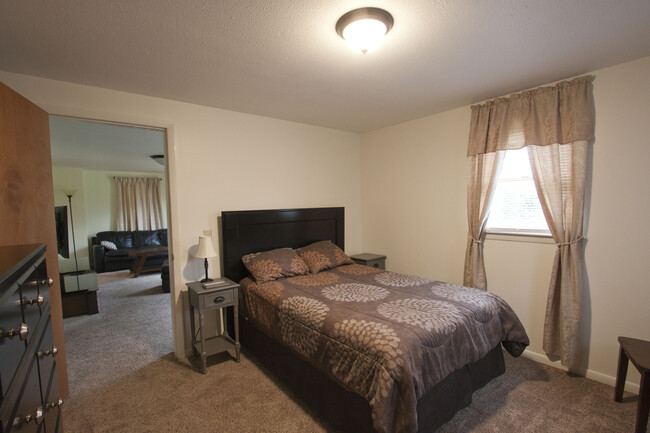 Building Photo - 5 Hubbard Ln