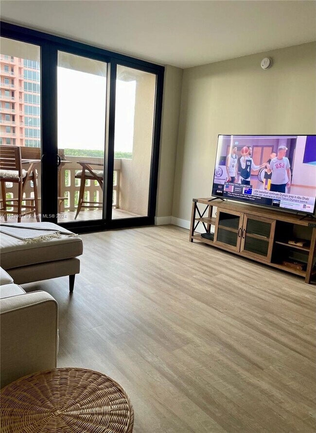 Foto del edificio - 90 Edgewater Dr