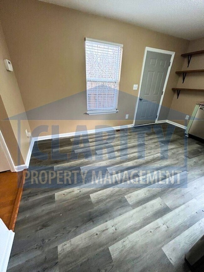 Foto del edificio - Three bedroom with attached garage!