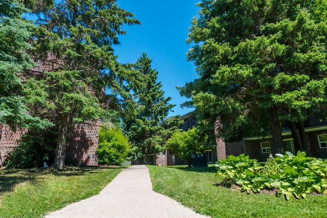 Building Photo - Village Green Apartments