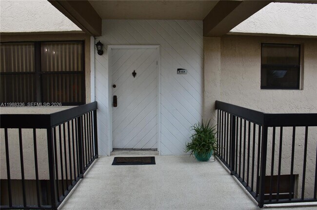 Foto del edificio - 461 Ives Dairy Rd