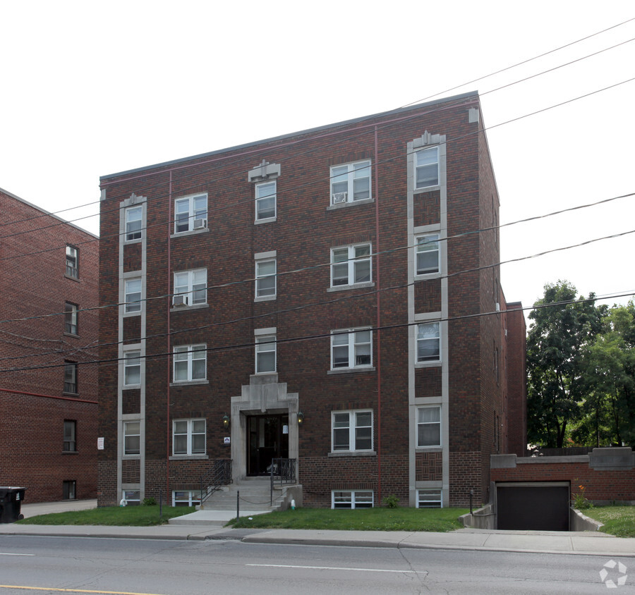 Building Photo - 1600 Bathurst St