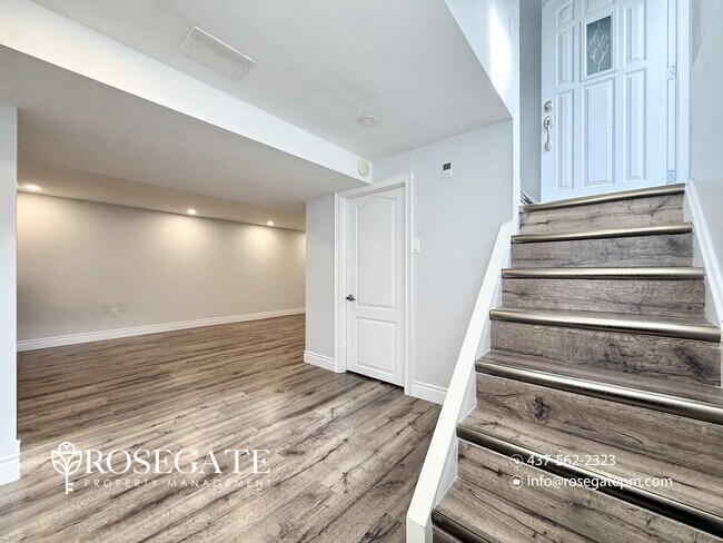 Photo du bâtiment - Pet-Friendly 2-Bedroom Basement Apartment with Parking & Free Rogers Wi-Fi