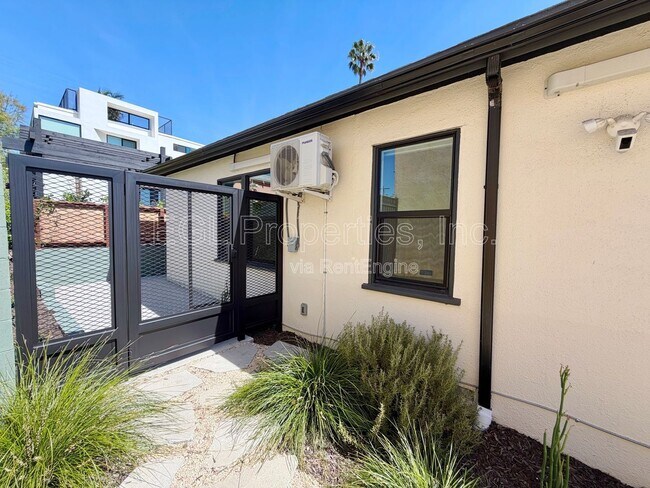 Foto del edificio - 4239 W 64th St