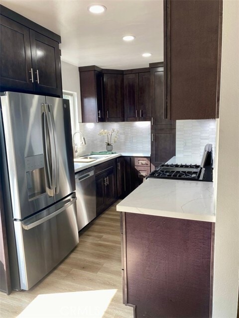 Foto del edificio - 241 Newport Ave