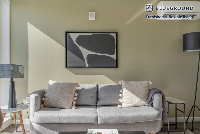 Foto del edificio - 2401 S Jackson St