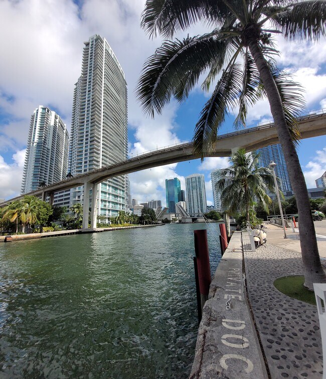 Foto del edificio - 690 SW 1st Ct