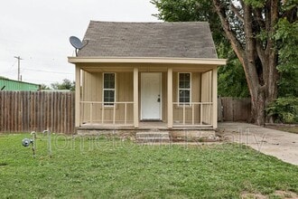 Building Photo - 306 N Hoff Ave
