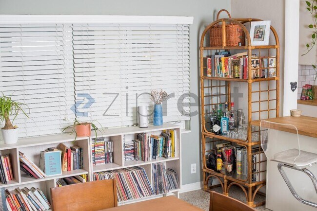 Building Photo - Unit