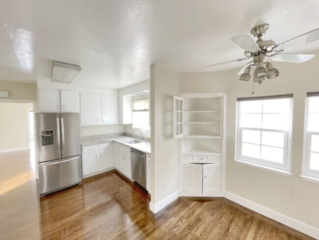 Foto del edificio - 3Bedrooms 2Baths In a Quiet Area W/Detached Garage/Hook Ups